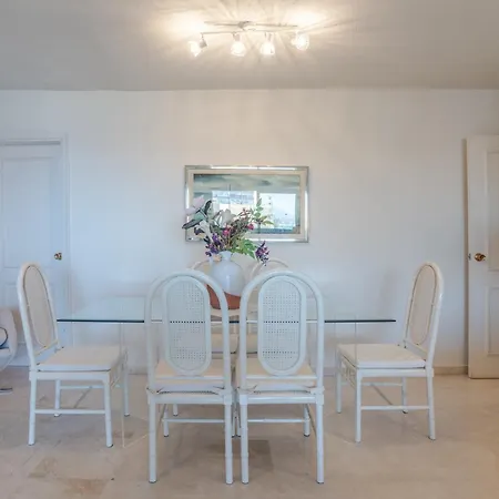 Apartment With Swimming-pool